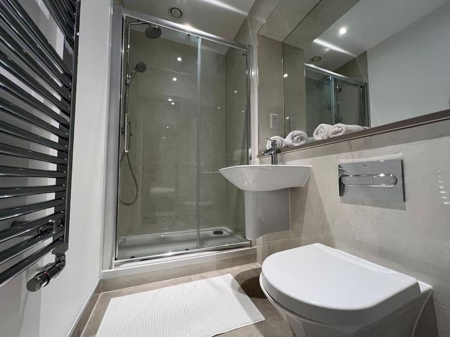 2 Bed Penthouse Style Apartment Londra Exterior foto