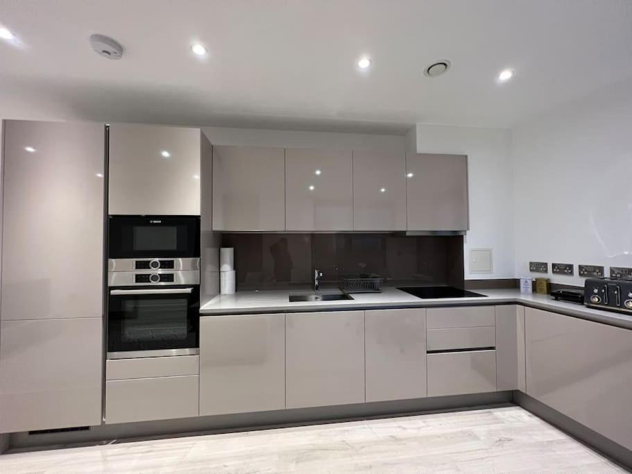 2 Bed Penthouse Style Apartment Londra Exterior foto