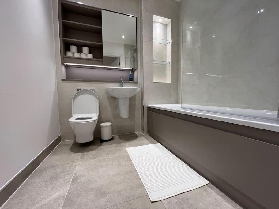 2 Bed Penthouse Style Apartment Londra Exterior foto